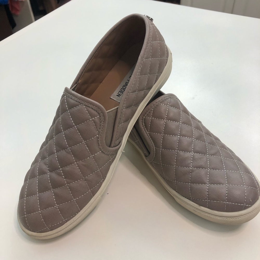 STEVE MADDEN Coulter-Q Quilted Tan Gray Loafer Size 8.5 EUC